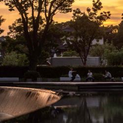 La gente se reúne en un parque cerca del Palacio Imperial durante la puesta del sol en Tokio. Philip FONG / AFP | Foto:AFP