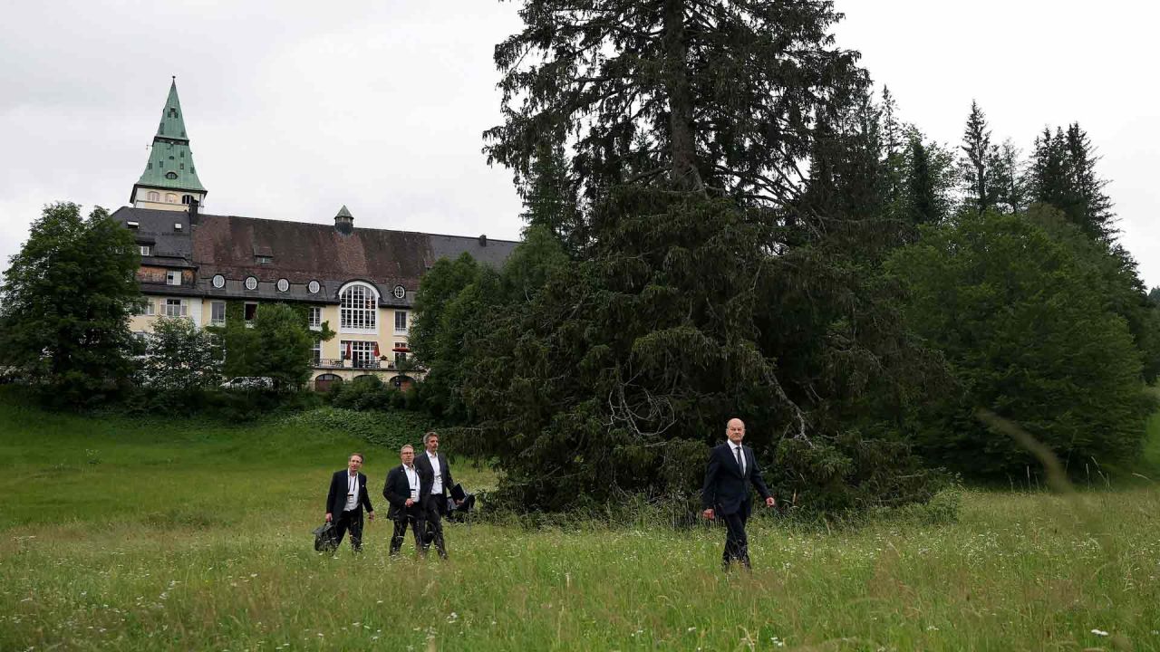 El canciller de Alemania, Olaf Scholz (derecha), se va después de dar una conferencia de prensa el 28 de junio de 2022 en el castillo de Elmau, en el sur de Alemania, al final de la cumbre del G7. Ronny HARTMANN / AFP. | Foto:AFP