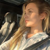 Camila Homs en la primera audiencia de mediación sin Rodrigo de Paul en la sala