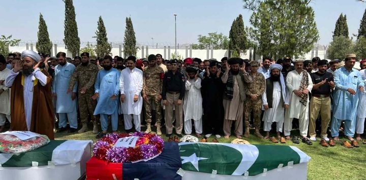 Funcionarios de seguridad de Pakistán ofreciendo oraciones fúnebres por los policías que fueron asesinados junto con un vacunador contra la poliomielitis por hombres armados durante una campaña de vacunación contra la poliomielitis en el distrito de Waziristán del Norte. AFP