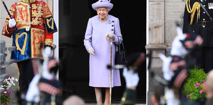 La reina Isabel II de Gran Bretaña asiste a un desfile de la Ley de Lealtad de las Fuerzas Armadas en el Palacio de Holyroodhouse en Edimburgo, Escocia. ANDY BUCHANAN / AFP