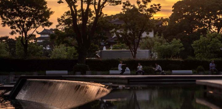 La gente se reúne en un parque cerca del Palacio Imperial durante la puesta del sol en Tokio. Philip FONG / AFP