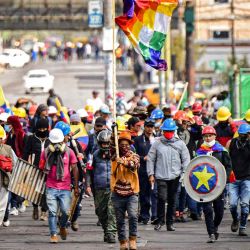 Indígenas marchan con una bandera Wiphala -que representa a los pueblos originarios de los Andes- luego de que el gobierno suspendiera las negociaciones, en Quito. MARTÍN BERNETTI / AFP. | Foto:AFP