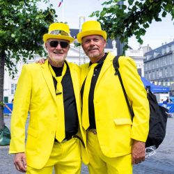 Aficionados con trajes amarillos posan durante la apertura del Fanpark oficial del Tour de Francia en la plaza Kongens Nytorv en Copenhague, Dinamarca. Martin Sylvest / Ritzau Scanpix / AFP. | Foto:AFP