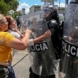 Los familiares de los reclusos se enfrentan con la policía antidisturbios fuera de la prisión en Tulua, Departamento del Valle del Cauca, Colombia. AFP. | Foto:AFP