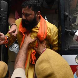 Un manifestante grita consignas después de ser detenido por personal policial durante una protesta contra el reciente asesinato del sastre hindú Kanhaiya Lal en Udaipur. Money SHARMA / AFP. | Foto:AFP