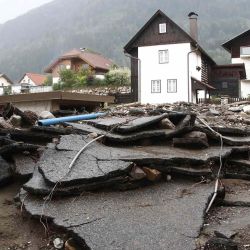 Se muestran escombros y trozos de asfalto después de fuertes lluvias en Treffen, en el distrito de Villach-Land del estado de Carintia, Austria. GERT EGGENBERGER / APA / AFP. | Foto:AFP