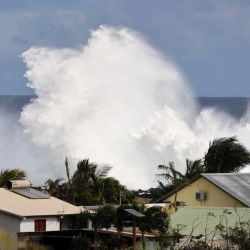 Una imagen muestra olas altas cerca de casas residenciales durante un oleaje en Saint-Leu, en el sur de la isla francesa de Reunión, Océano Índico. Richard BOUHET / AFP. | Foto:AFP
