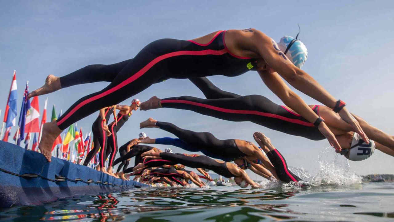 Los nadadores toman la salida del evento de natación en aguas abiertas de 10 km para mujeres durante el Campeonato Mundial Acuático de Budapest. FERENC ISZA / AFP. | Foto:AFP