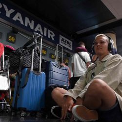 Pasajeros afectados por la huelga de Ryanair esperan cambiar su billete para poder viajar en la Terminal 2 del aeropuerto de El Prat de Barcelona. LLUIS GENE / AFP. | Foto:AFP