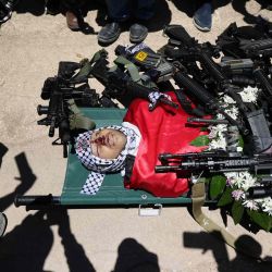Los dolientes palestinos rodean el cuerpo de Mohammad Hamad, de 16 años, quien sucumbió a sus heridas, horas después de que soldados israelíes le dispararan en la aldea de Silwad, en Cisjordania, durante su funeral en la misma aldea. ABBAS MOMANI / AFP | Foto:AFP
