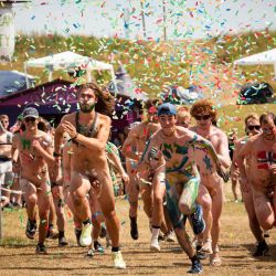 Participantes desnudos compiten durante la tradicional "Carrera al desnudo" en el Festival de Roskilde en Dream City, Roskilde, Dinamarca. Ida Guldbaek Arentsen / Ritzau Scanpix / AFP. | Foto:AFP