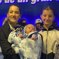 Mica Viciconte y Fabián Cubero llevaron por primera vez a Luca a la cancha