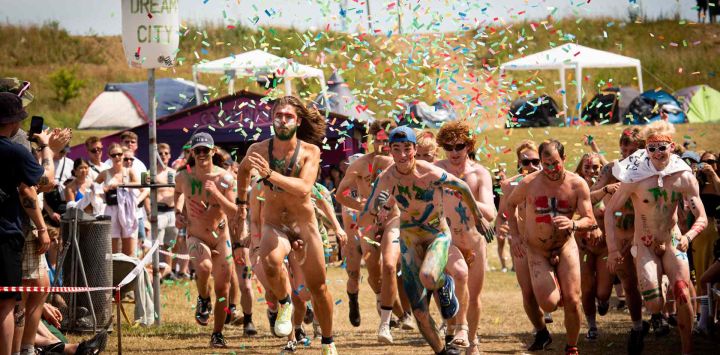 Participantes desnudos compiten durante la tradicional "Carrera al desnudo" en el Festival de Roskilde en Dream City, Roskilde, Dinamarca. Ida Guldbaek Arentsen / Ritzau Scanpix / AFP.
