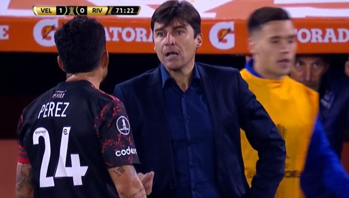 El Cacique Medina se puso cara a cara con Enzo Pérez en el Vélez vs River de la Libertadores.