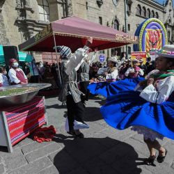 Un grupo folclórico baila durante la presentación del plato más grande de Bolivia, el chairo, una sopa tradicional del pueblo aymara, luego de que fuera elaborada por chefs en la Plaza San Francisco de La Paz. Aizar RALDES / AFP. | Foto:AFP