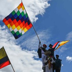Manifestantes indígenas ondean una Wiphala y banderas ecuatorianas mientras se manifiestan. Martín BERNETTI / AFP. | Foto:AFP