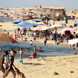 La gente se reúne en una playa en la ciudad de Benghazi, en el este de Libia. Abdullah DOMA / AFP. | Foto:AFP