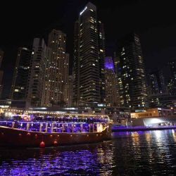 Una fotografía muestra un barco navegando en el puerto deportivo de Dubái en el Emirato del Golfo. GIUSEPPE CACACE / AFP. | Foto:AFP