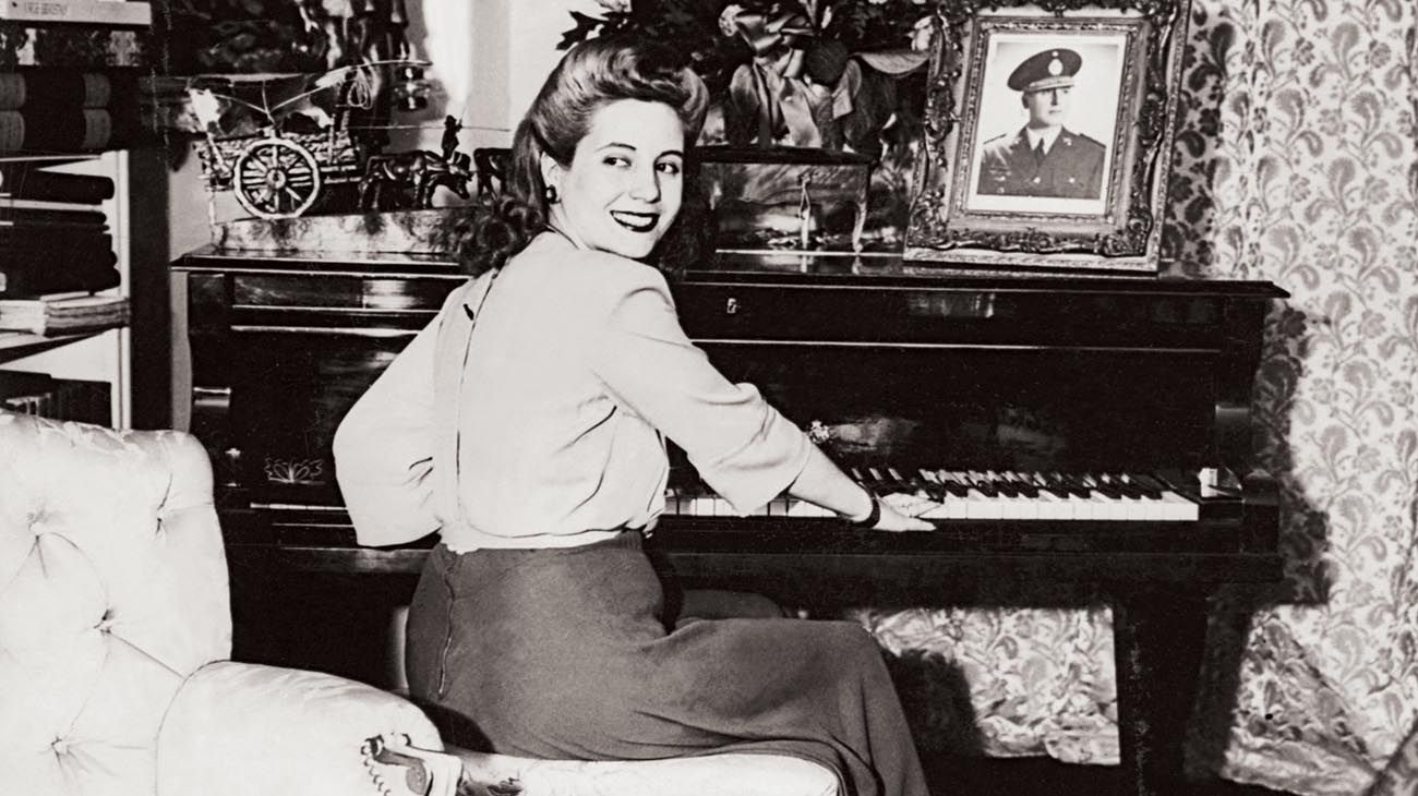 Evita tocando el piano.