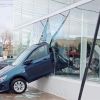 Estrelló el auto contra la vidriera de un concesionario