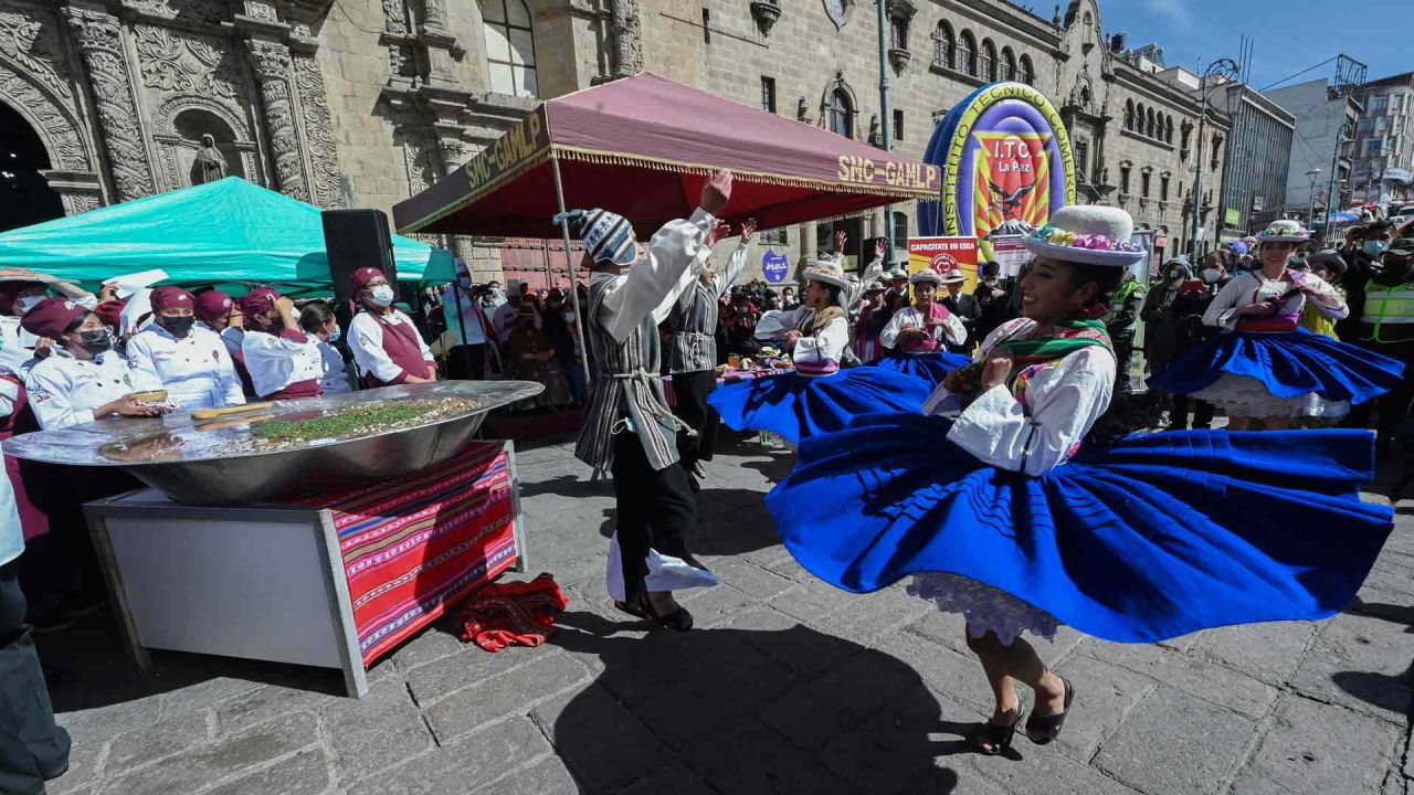 Un grupo folclórico baila durante la presentación del plato más grande de Bolivia, el chairo, una sopa tradicional del pueblo aymara, luego de que fuera elaborada por chefs en la Plaza San Francisco de La Paz. Aizar RALDES / AFP. | Foto:AFP