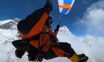 Un alpinista sudafricano es la primera persona del mundo en volar legalmente en parapente desde el Everest