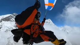 Carter ya protagonizó varias hazañas volando en parapante.