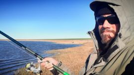 En La Monona, la pesca se realiza preferentemente de fondo, haciendo largos tiros desde la costa utilizando cañas de 3,60 m que puedan lanzar plomos de hasta 125 gramos.