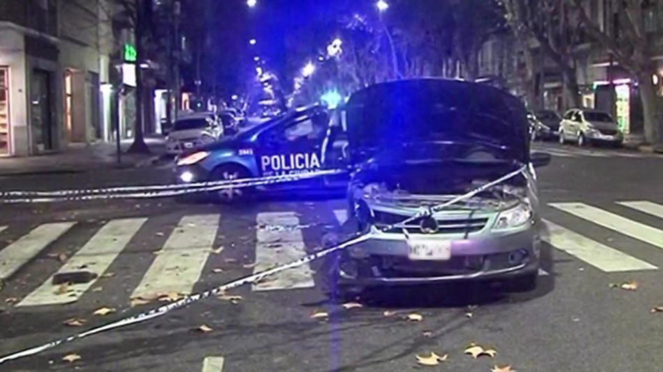 Uno de los vehículos involucrados en el accidente de avenida Belgrano y Combate de los Pozos.