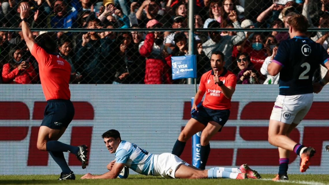 Argentina’s Santiago Carreras (centre) scores a try during the rugby union international test match between Argentina and Scotland at the 23 de Agosto Stadium in San Salvador de Jujuy on July 2, 2022. 