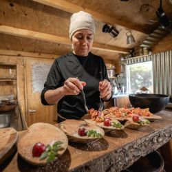 En Puerto Almanza, cerca de Ushuaia, hay una sorpresa gastronómica reservada para unos pocos de la mano de Diana Méndez y Tierra Turismo.