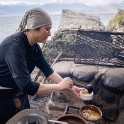 En Puerto Almanza, cerca de Ushuaia, hay una sorpresa gastronómica reservada para unos pocos de la mano de Diana Méndez y Tierra Turismo.