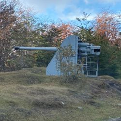 Ushuaia siempre tiene una sorpresa nueva para sorprender al visitante. Desde la cascada Lasifashaj a las delicias que prepara Diana, pasando por los cañones que siguen apuntando a Chile desde la casi guerra  por el Beagle.