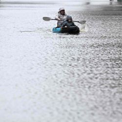Personas en kayak a lo largo de una calle inundada por el desbordamiento del río Hawkesbury debido a la lluvia torrencial en el suburbio de Windsor en Sydney. SAEED KHAN / AFP. | Foto:AFP