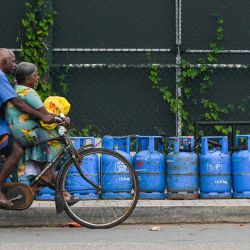 Un ciclista vende cilindros de gas licuado de petróleo (GLP) colocados por personas que hacen cola para comprar combustible en Galle. Ishara S. KODIKARA / AFP. | Foto:AFP