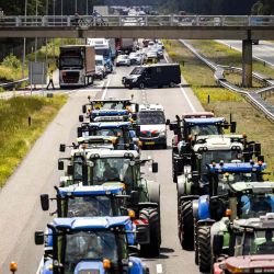 Agricultores participan en un bloqueo de la A67 cerca de Eindhoven para protestar contra los planes del gobierno que pueden exigirles usar menos fertilizantes y reducir el ganado en Hapert. ROB ENGELAAR / AFP. | Foto:AFP