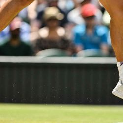Los zapatos del estadounidense Brandon Nakashima se muestran mientras salta para devolverle la pelota al australiano Nick Kyrgios durante su partido de tenis individual masculino de octavos de final en el octavo día del Campeonato de Wimbledon. Glyn KIRK / AFP. | Foto:AFP