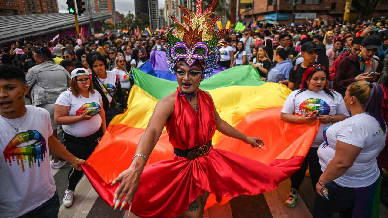 La gente marcha durante el Desfile del Orgullo Gay en Bogotá. Juan BARRETO / AFP. | Foto:AFP