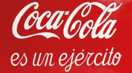OBRAS. “Coca-Cola es un ejército” remeda al cartel publicitario, al tiempo que concentra un cúmulo de sentidos de su carrera, y su encuentro con estas imágenes.