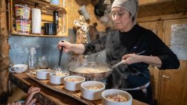 En Puerto Almanza, cerca de Ushuaia, hay una sorpresa gastronómica reservada para unos pocos de la mano de Diana Méndez y Tierra Turismo.