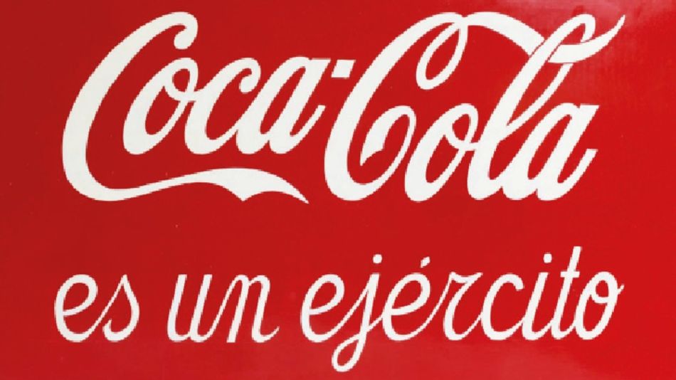 OBRAS. “Coca-Cola es un ejército” remeda al cartel publicitario, al tiempo que concentra un cúmulo de sentidos de su carrera, y su encuentro con estas imágenes.