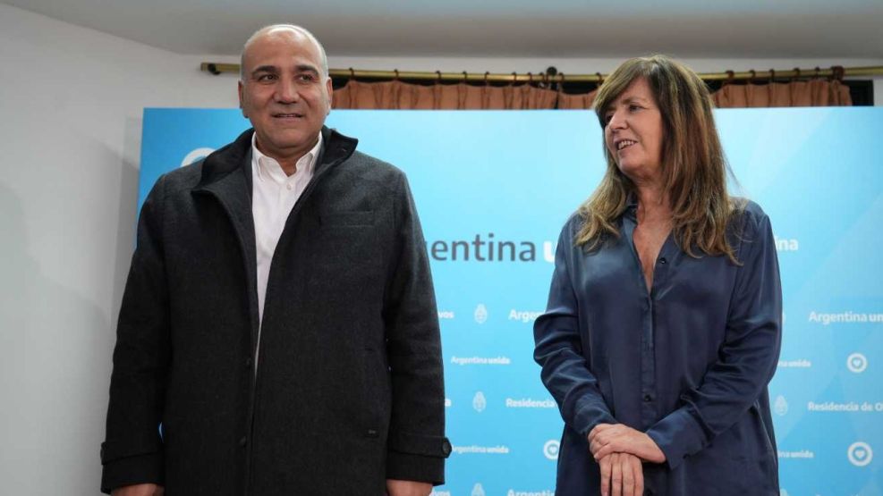 El jefe de Gabinete, Juan Manzur, y la vocera Gabriela Cerruti