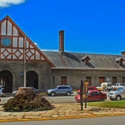 Vista exterior de la estación de tren de la ciudad de Bariloche.