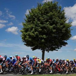 El grupo de ciclistas pedalea durante la carrera ciclista del Tour de Francia, entre Dunkerque y Calais, en el norte de Francia. Thomas SAMSON / AFP. | Foto:AFP