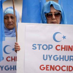 Los partidarios del Movimiento del Despertar Nacional de Turkistán Oriental se reúnen frente a la Casa Blanca para conmemorar el 13.º aniversario de la Masacre de Urumqi en Washington, DC. Drew Angerer. AFP. | Foto:AFP