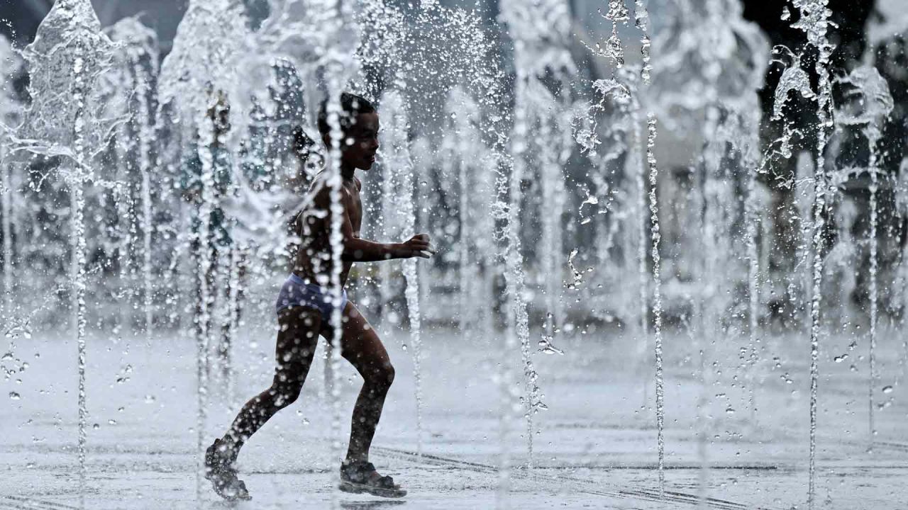 Un niño se refresca con el agua de una fuente en Moscú, cuando la temperatura del aire se acerca a los 30 grados centígrados. Kirill KUDRYAVTSEV / AFP. | Foto:AFP