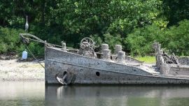 El barco, que sobresale del agua cerca del pueblo norteño de Gualtieri, se llama Zibello y fue utilizado para transportar madera durante la Segunda Guerra Mundial.