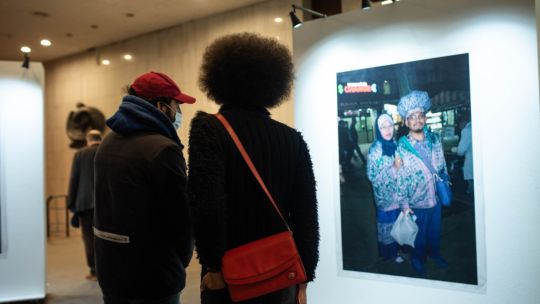 Ni tan POPular: una muestra que retrata las relaciones a través del lenguaje artístico y documental