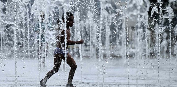 Un niño se refresca con el agua de una fuente en Moscú, cuando la temperatura del aire se acerca a los 30 grados centígrados. Kirill KUDRYAVTSEV / AFP.
